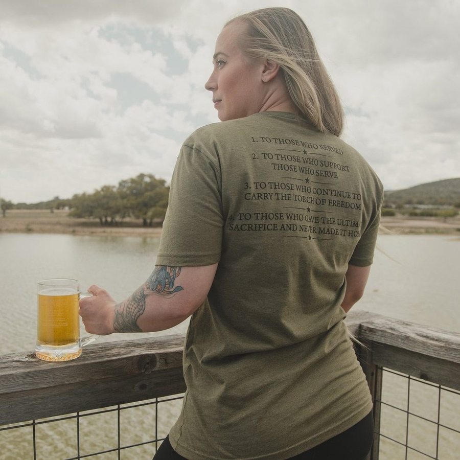 GRUNT STYLE LLC T-shirt Femme Le Salut des Quatre Toasts Coupe Boyfriend Vert Militaire