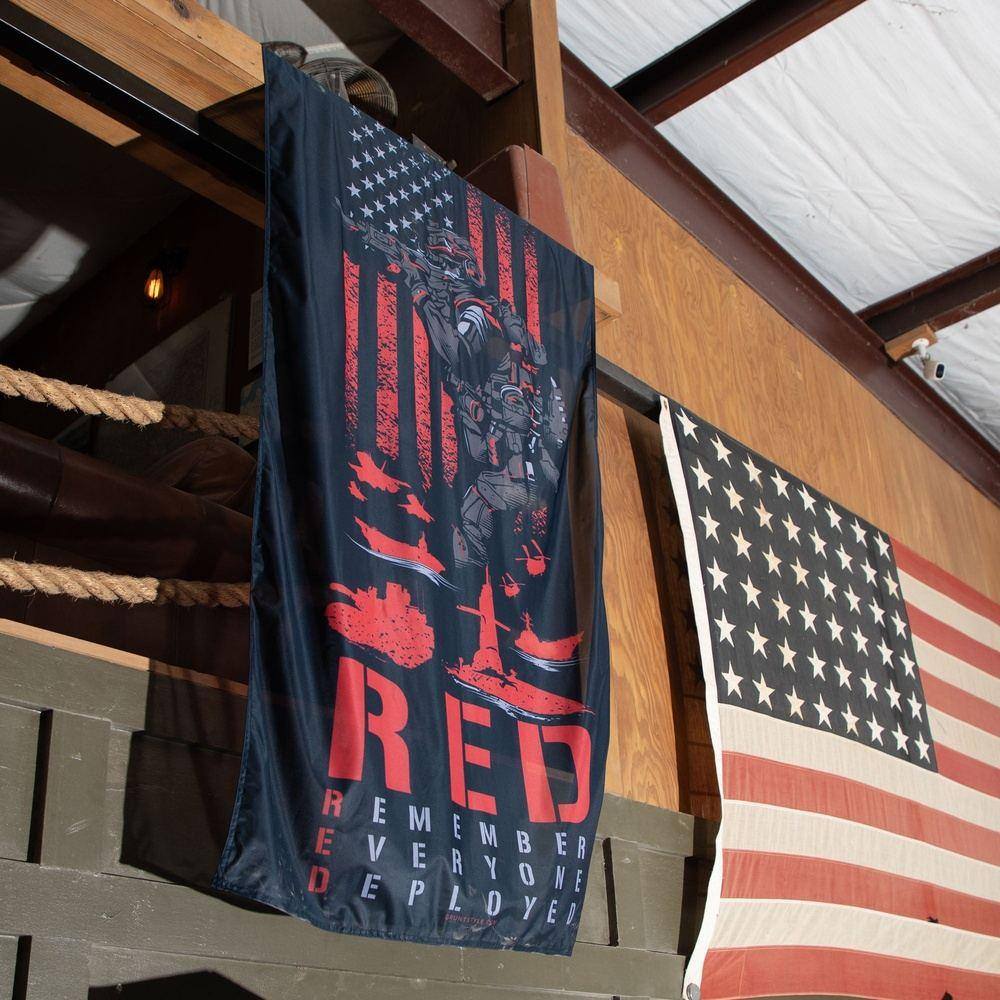 GRUNT STYLE LLC Drapeau du RED Friday : Hommage hebdomadaire en tissu premium